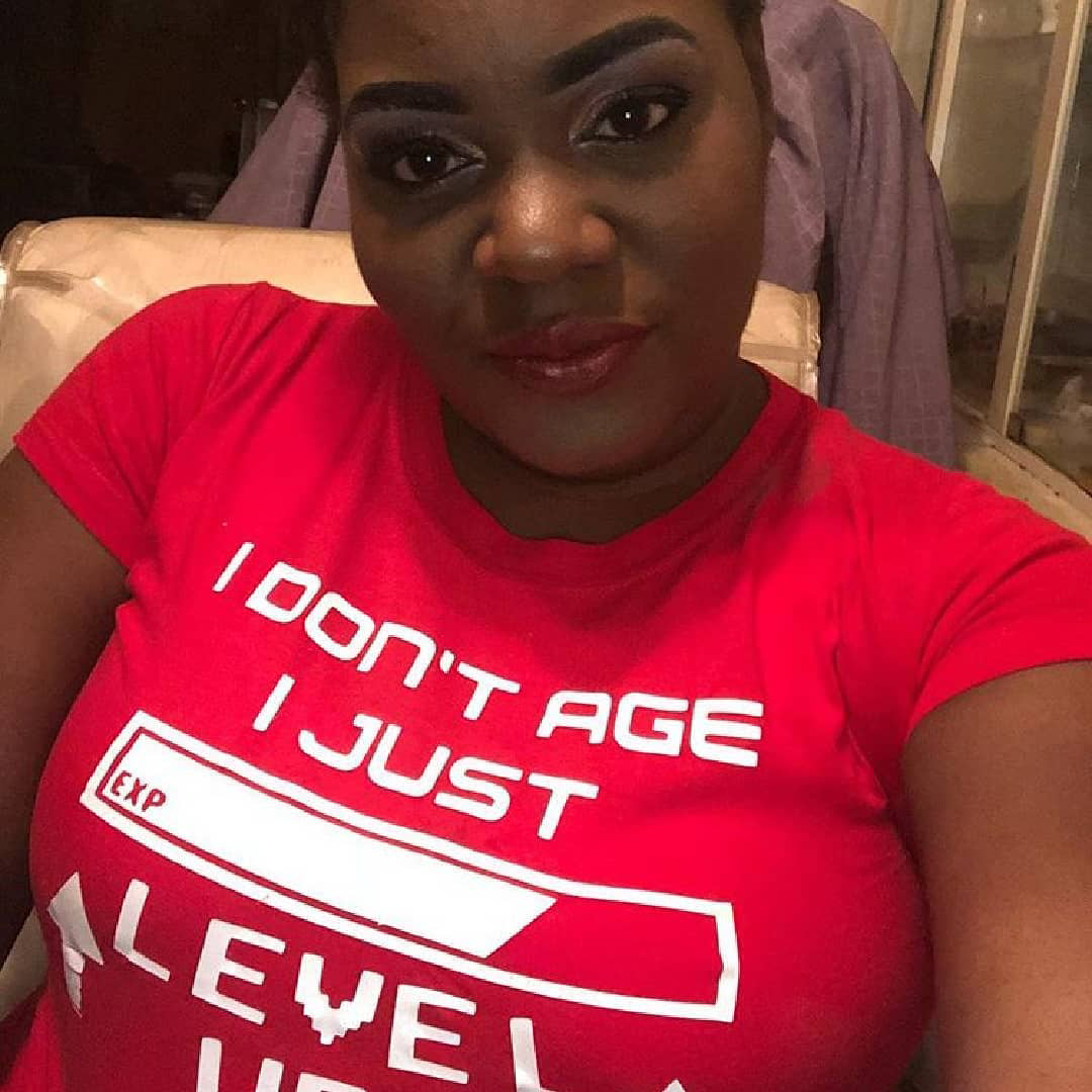 Loving my “I don’t age I just level up” @aar_323 shirt #grabone #supportblackbusiness #glocawear